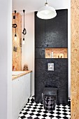 Maßgefertigtes Badezimmer aus OSB-Platten, Schachbrettboden und schwarzer Toilette
