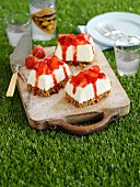 Mini strawberry cheesecakes for a picnic