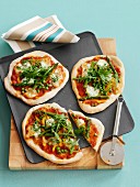 Minipizza mit Erbsen, grünem Spargel, Paprika & Rucola