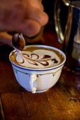 Cappuccino wird vom einem Barista im 'Caffè Sciascia' zubereitet Rom