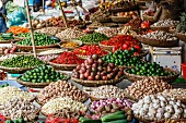 Obst und Gemüsestand auf einem Markt in der Altstadt von Hanoi, Vietnam