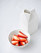 Frische Erdbeeren und Milch