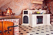 Gemauerte Küchenzeile mit weissen Fliesen in Fliesenboden mit dunklen Einlegern, im Mittelalter-Stil