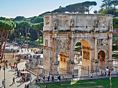 Der von Touristen belagerte Konstantinsbogen, Rom