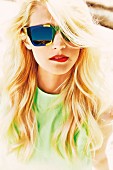 Junge Frau in neongrünem Top und bunter Sonnenbrille