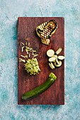 Zucchini: ganz, in Scheiben, geraspelt & gegrillte Streifen auf Holzbrett