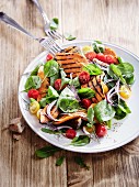 Salad with grilled sweet potatoes, spinach and cherry tomatoes