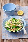 Farfalle-Salat mit Brokkoli, Erbsen und gebackenem Lachs