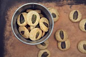 Grüner-Tee-Cookies mit Minze im Metalleimer auf Vintage-Holztisch