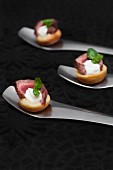 Mini Yorkshire puddings topped with roast beef and horseradish