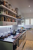 Einbauküche in Weiß, über Küchenzeile Regalböden mit Schubläden und Aufbewahrungsgläsern