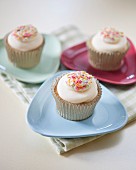 Vanille-Cupcakes mit bunten Zuckerstreuseln
