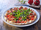 Pizza Pane mit frischen Tomaten und Rucola