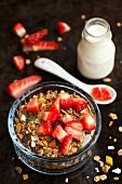 Mango-Granola mit frischen Erdbeeren