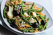 Spaghetti with green wild asparagus, thyme flowers and spring onions