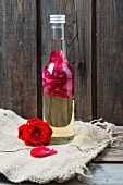 Rosenblütenöl in der Flasche