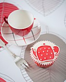 A teapot cupcake