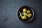 In Öl eingelegte grüne Oliven mit Rosmarin (Aufsicht)