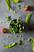 An arrangement of pea pods and peas (seen from above)