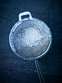 A sieve with icing sugar (seen from above)