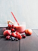 Frischer Frucht-Smoothie zwischen Trauben, Nektarinen, Kirschen, Erdbeeren und Blaubeeren