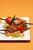Chicken skewers with cinnamon, tomatoes and fruits