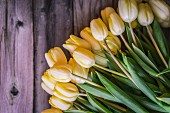 Gelbe Tulpen auf Holzuntergrund