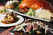 Chinesisches Buffet mit gegrilltem Rindfleisch, Pekingente und Garnelen mit Gemüse
