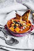 Chili con carne with grilled bread