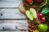 Stillleben mit Obst, Gemüse und Nüssen (Draufsicht)