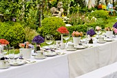 Gedeckte Kaffeetafel mit Blumen und Lavendelsträusschen