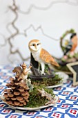 Weihnachtliche Tischdeko mit Zapfen, Moos, Dekosternen & Tierfiguren