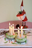 Weihnachtliche Kerzenhalter aus Glasschälchen verziert mit Rüschenband & Perlen