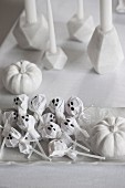 Lollies wrapped in white as little ghosts, white pumpkins and white candlesticks