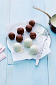 Cake pops with macadamia nuts