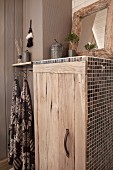 Rustikaler Badezimmerschrank aus Holz und Mosaikfliesen