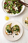 Rustikaler Salat mit Gemüse, Rucola, Anis, Dill, Walnüssen, Grapefruit und Parmesan als Beilage zu einem Sandwich