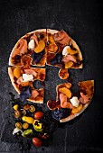 Pizza-Puzzle mit Räucherlachs und Cranberrysauce