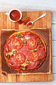 Pizza mit Salami und Jalapeno