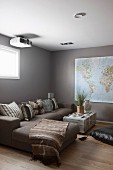 Modernes Afrikafeeling im Wohnzimmer mit Weltkarte und Ethnotextilien