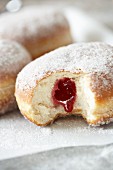 Krapfen mit Marmeladenfüllung (Nahaufnahme)