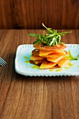Pancetta-Chips mit Honigmelone, Rucola und Orangendressing
