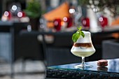 Irish Coffee-Cocktail auf Terrassentisch (Buddha-Bar Hotel, Paris)