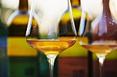 Naturbelassene (ungefilterte) biologische Weine, orangefarbener Wein im Glas