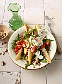 Salat mit gebratenem Spargel, Ziegenkäse, Rauke und Tomaten