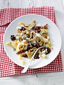 Nudeln mit Gorgonzolasauce Birnen, Radicchio und Walnüssen