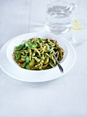 Spätzle mit Pesto und frischem Basilikum