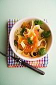 Salat aus rohem Lachs mit asiatischer Tamarinden-Vinaigrette