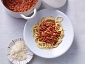 Spaghetti bolognese (seen from above)