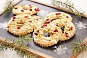 weiße Schokoladenkekse mit Pistazien und Cranberries (weihnachtlich)